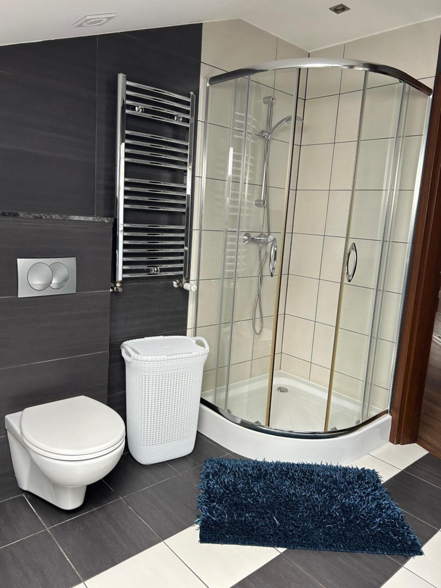 Apartament Bobrzanska - 4 Bedrooms Sypialnie ชวิดนิตซา ภายนอก รูปภาพ